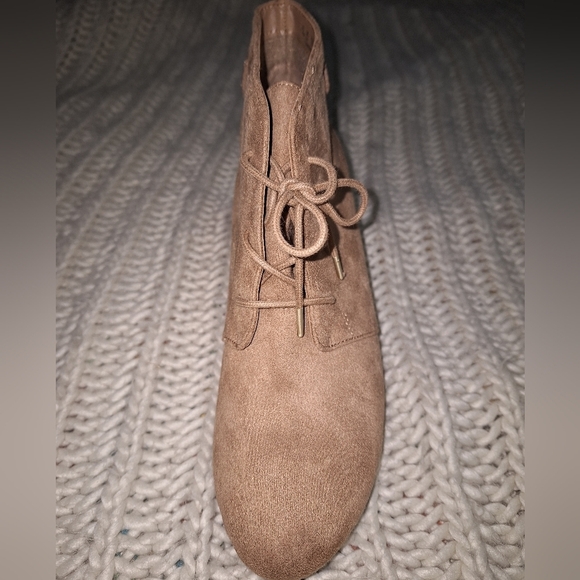 A pair of Dr Scholls Be Energized booties in a size 7.5. - Picture 4 of 11